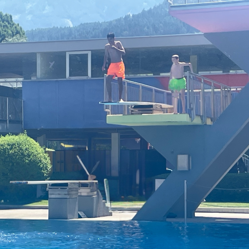 Schüler auf dem Sprungturm