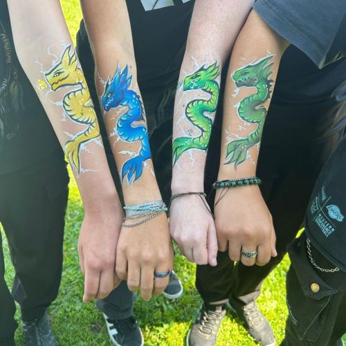 Schüler zeigen ihre Tattoos
