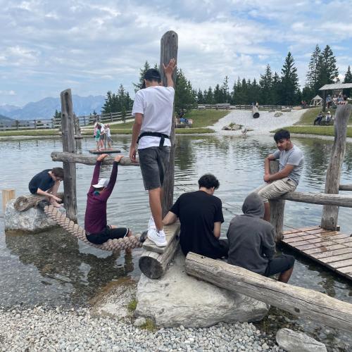Schüler auf dem Floß