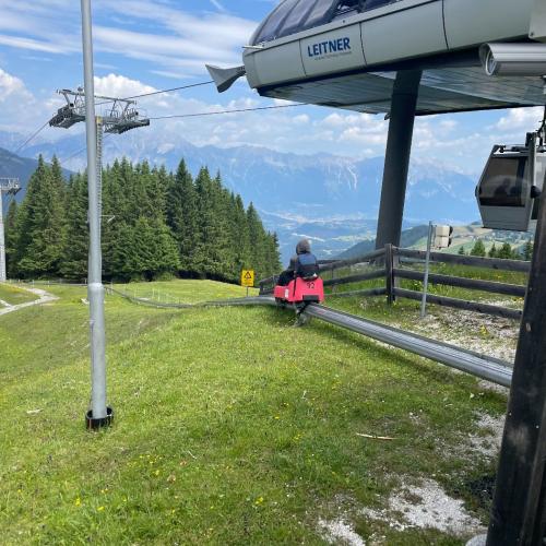 Schüler beim Start der Sommerrodelbahn