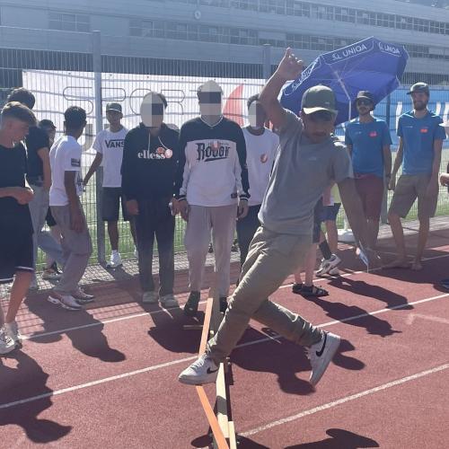 Schüler auf der Slackline