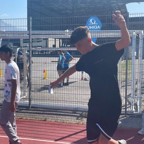 Schüler auf der Slackline
