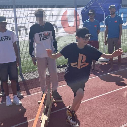 Schüler auf der Slackline