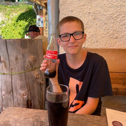 Schüler mit einem Erfrischungsgetränk
