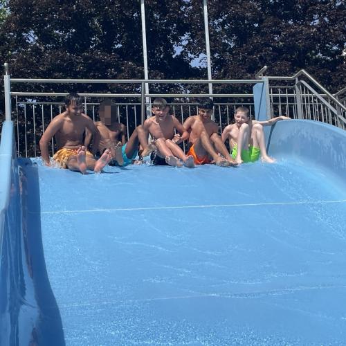 Schüler beim Rutschen.