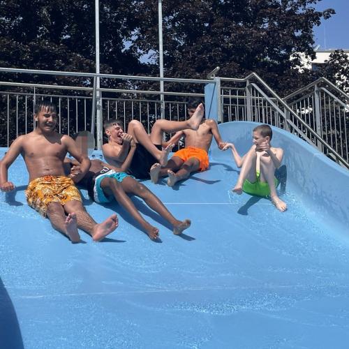 Schüler beim Rutschen.