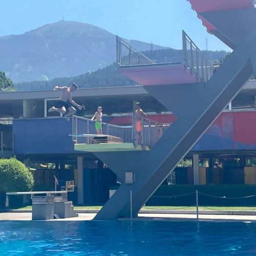 Schüler beim Springen
