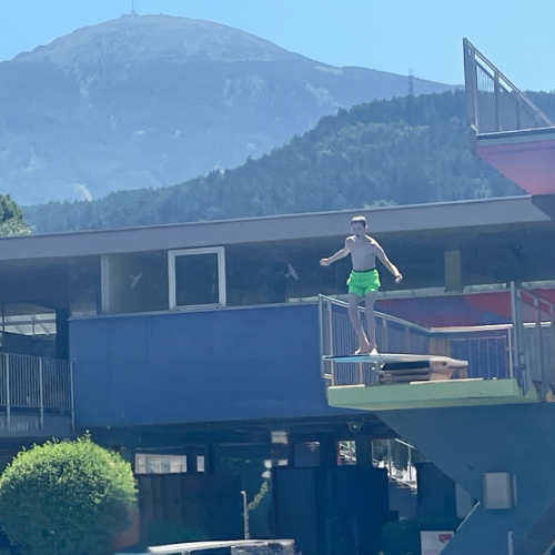 Schüler beim Springen