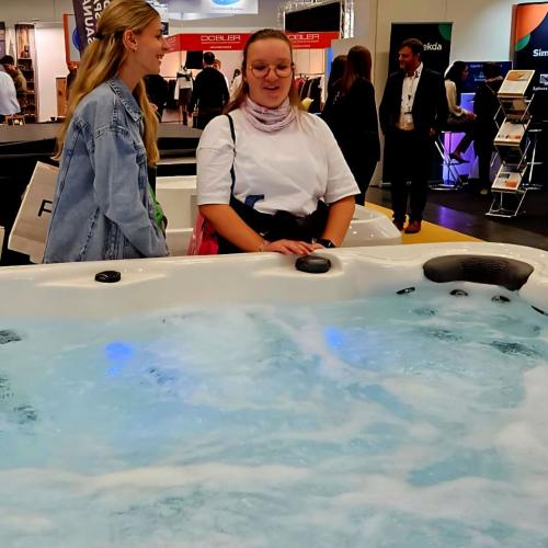 Schülerinnen vor Jacuzzi