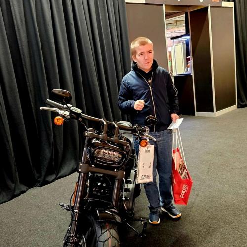 Schüler neben Motorrad