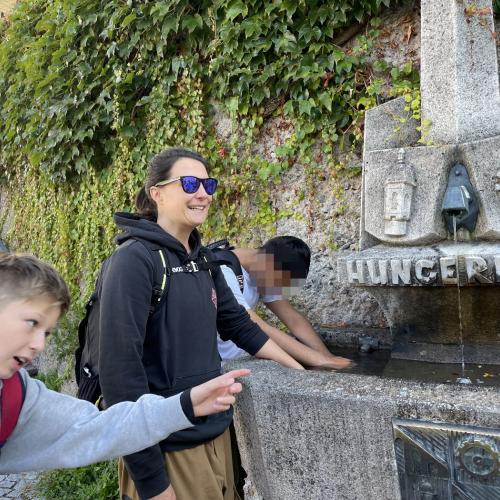 Schüler bei einem Brunnen