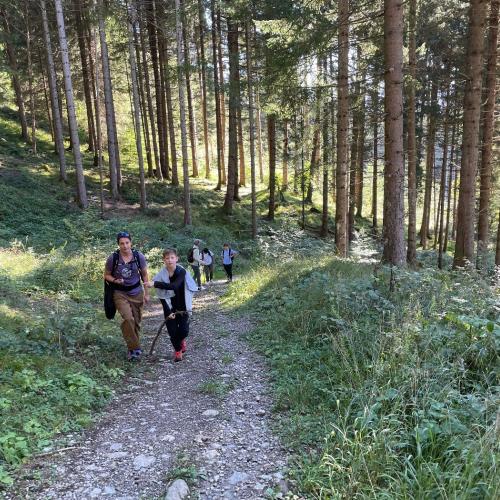 Schüler auf dem Wanderweg