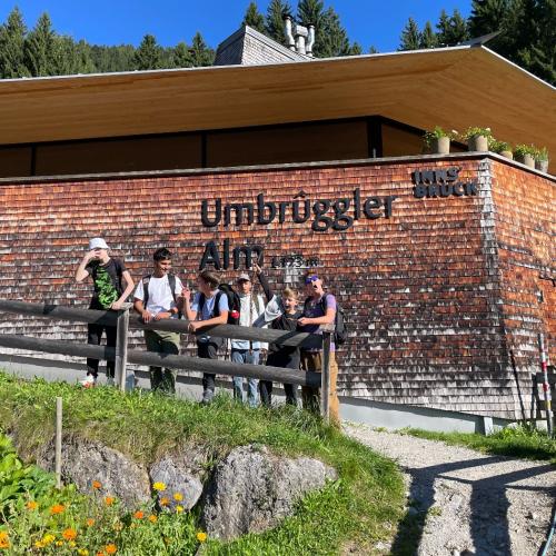 Schüler vor der Alm