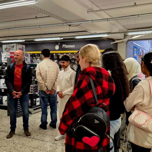 Schülergruppe im Metro
