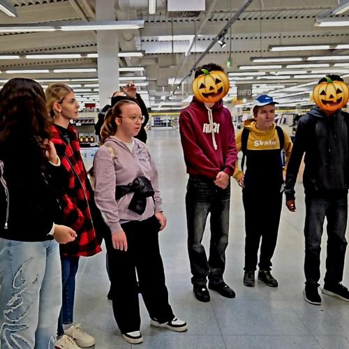 Schülergruppe im Metro