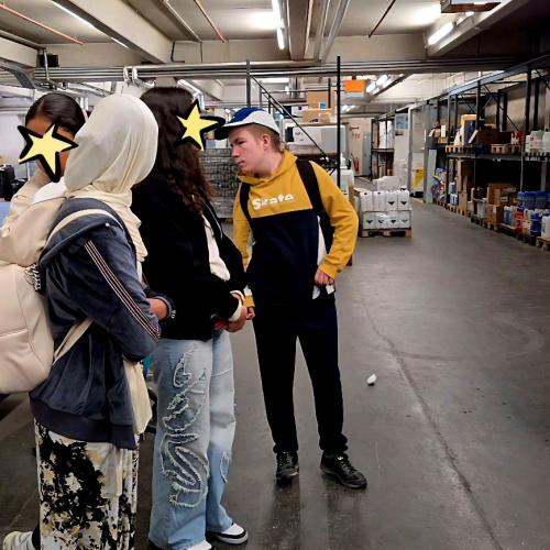 Schülergruppe im Metro