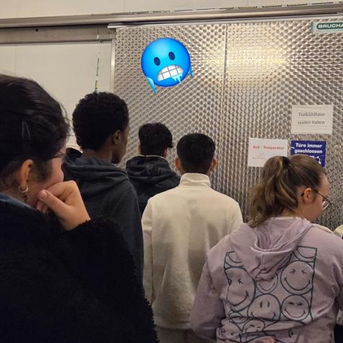 Schülergruppe im Metro