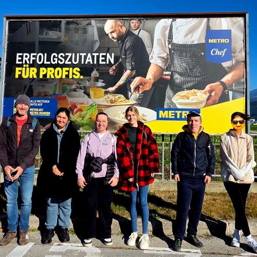 Schülergruppe vor Metroplakat