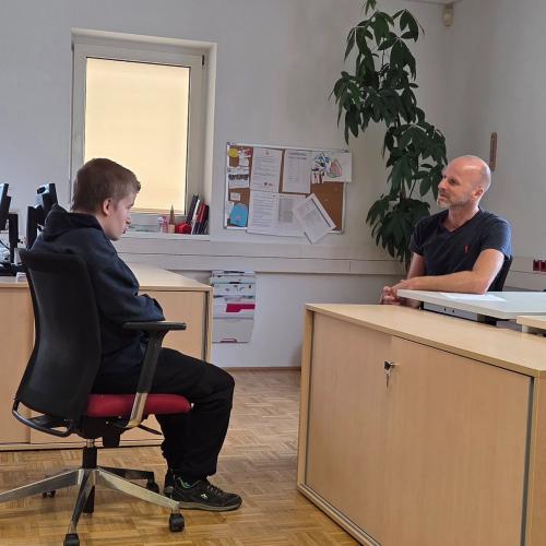 Schüler und Lehrer beim Bewerbungstraining