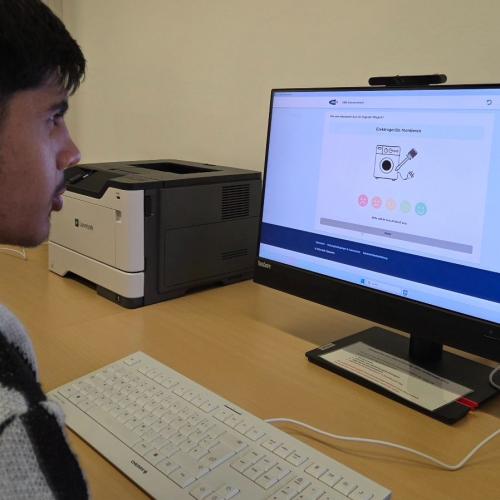 Schüler arbeitet am PC