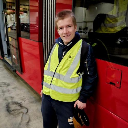 Schüler vor Straßenbahn