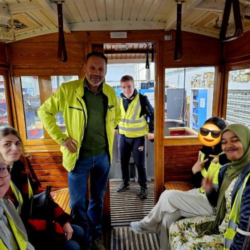 Schülergruppe in alter Straßenbahn
