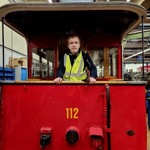 Schüler in alter Straßenbahn
