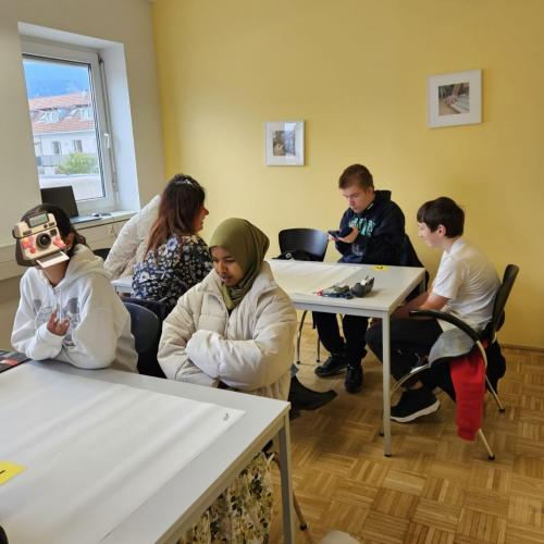 Schülergruppe bei Plakatgestaltung