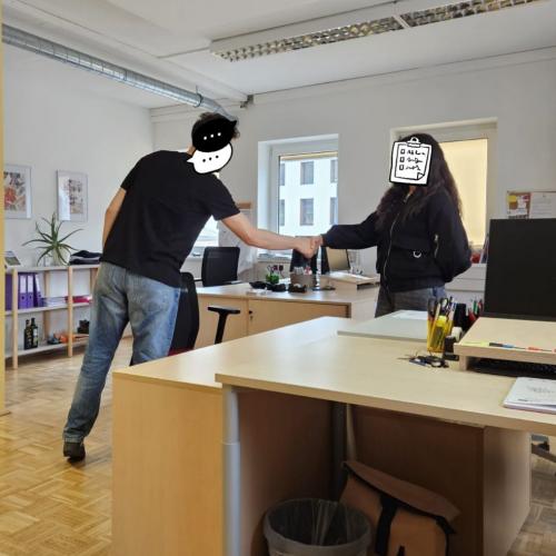 Schülerin und Schüler beim Bewerbungstraining