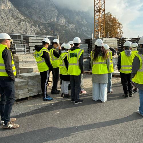 Schülergruppe bei Führung in der Firma Porr