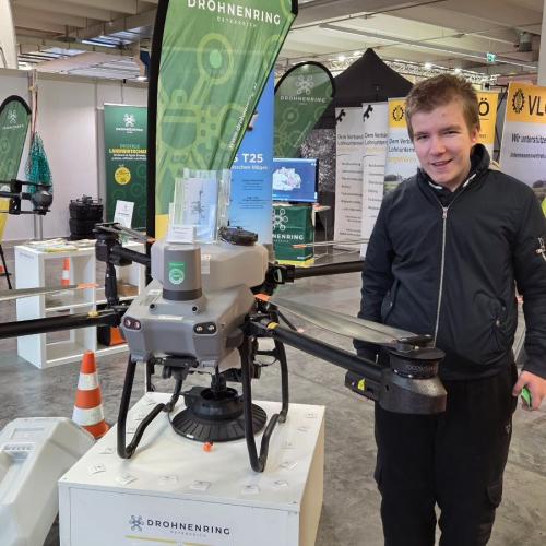 Schüler vor einer Drohne