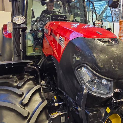 Schüler in einem sehr großen Traktor