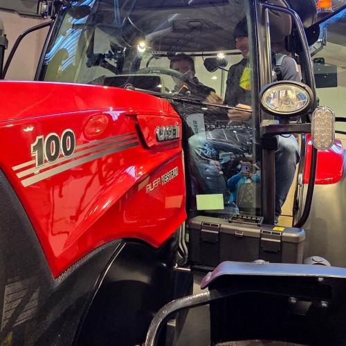 Schüler und Lehrer in einem großen Traktor