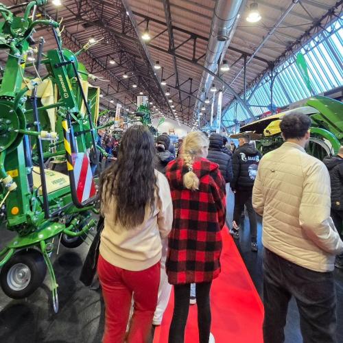 Schülergruppe von hinten auf der Messe
