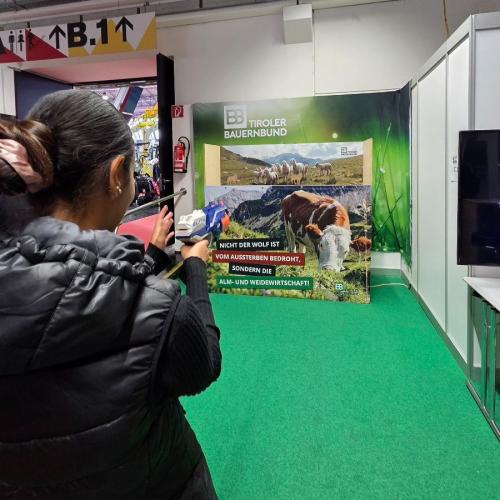 Wolf gegen Schaf treffen