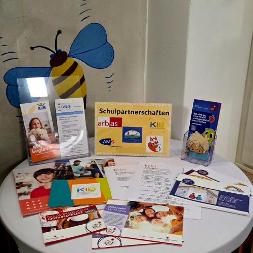 Tisch mit Prospekten der Schulpartner