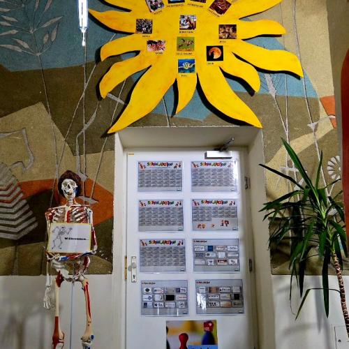 Eingangsbereich mit Sonnenlogo und Skelett