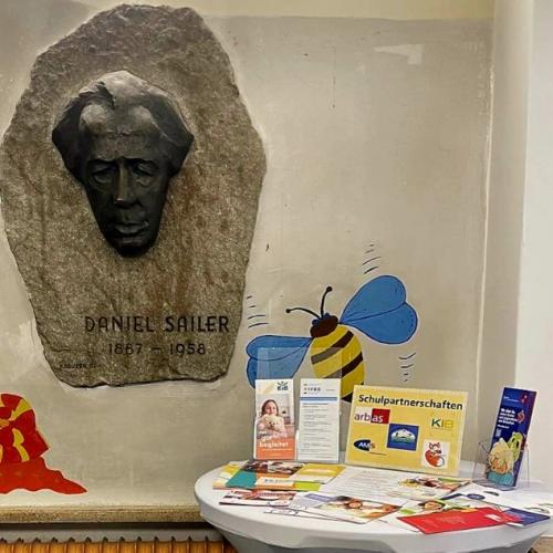 Eingangstisch mit Büste von Daniel Sailer