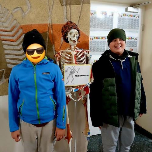 Schüler neben Skelett