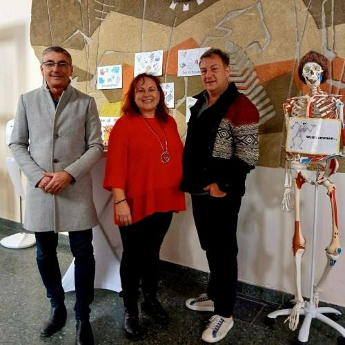 Schulleiterin mit Skelett Besuchern