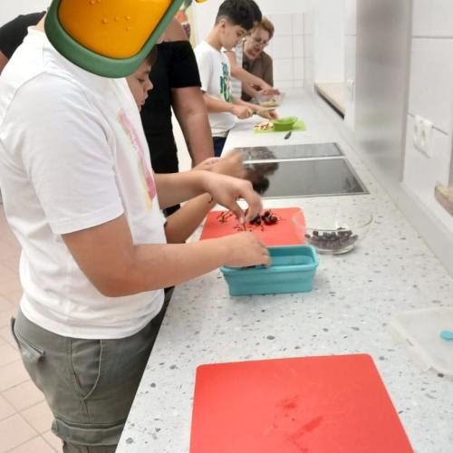 Schüler in der Küche klauben Weintrauben