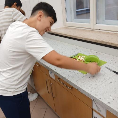 Schüler arbeitet in der Küche