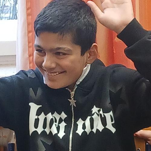 Schüler freut sich mit erhobenen Händen