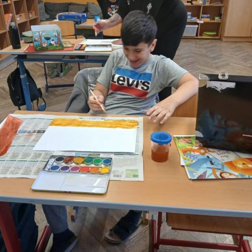 Schüler malt im Unterricht