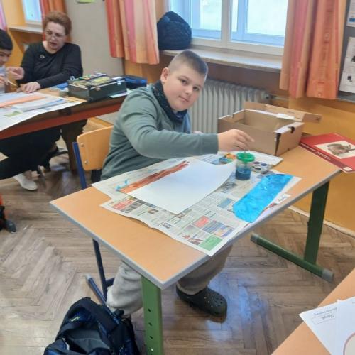 Schüler malt im Unterricht