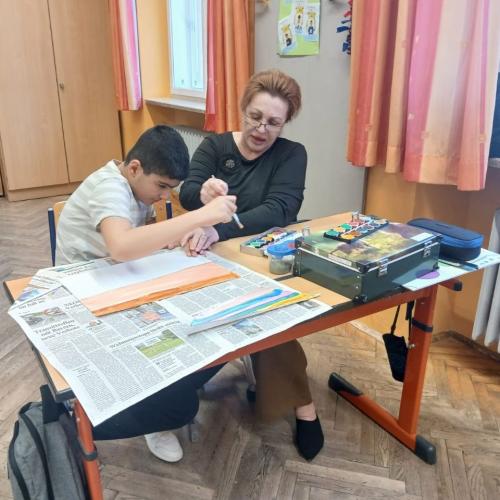 Schüler malt im Unterricht