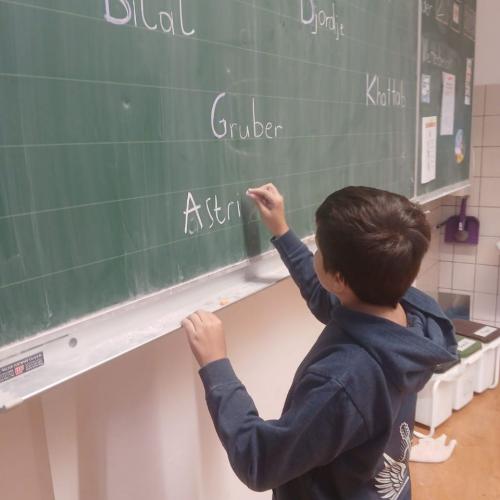 Schüler schreibt an der Tafel