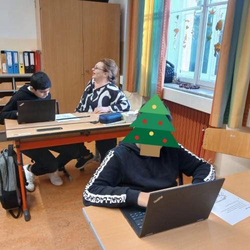 Schüler mit Assistentin im Unterricht