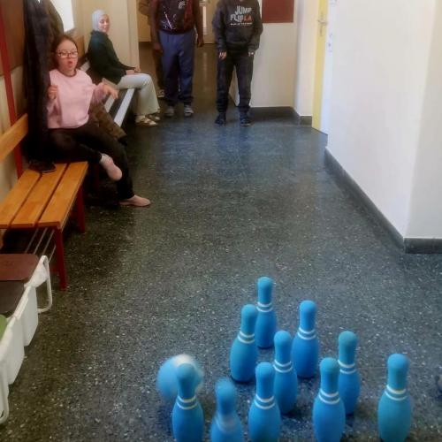 SchülerInnen bowlen am Schulgang