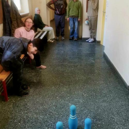 SchülerInnen bowlen am Schulgang
